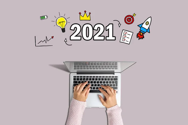 Koncepcja 2021 Dłonie Wpisują Laptopie Ikony Graficzne — Zdjęcie stockowe