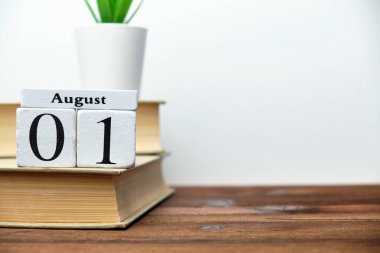 1 Ağustos - İlk gün takvim kavramı kopyalama alanı olan tahta bloklar üzerine
