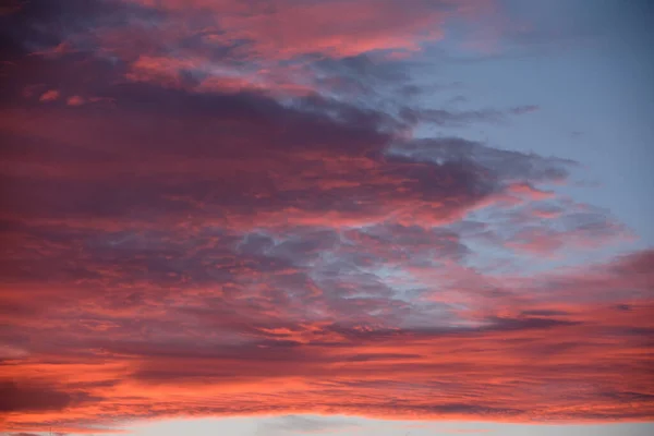 Der Himmel Und Die Wolken Der Violetten Farbe Der Abendsonne — Stockfoto