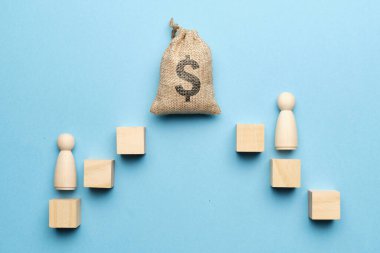 Para kültü kavramı. İçinde bir dolar resmi olan çanta ve insan figürleri olan soyut bir merdiven.