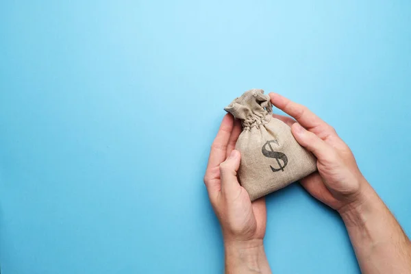 Sparkonzept Hände Die Eine Tüte Geld Vor Blauem Hintergrund Mit — Stockfoto