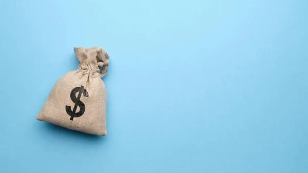 Eine Tüte Geld Auf Blauem Hintergrund Mit Einer Kopie Des — Stockfoto