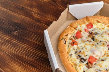 Karton kutuda pizza carbonara. Yiyecek teslimatı kavramı