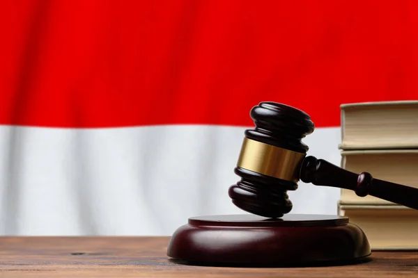 Soudní Soudní Koncepce Indonéské Republice Soudce Kladivo Pozadí Vlajky — Stock fotografie