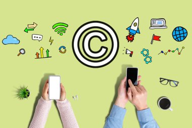 İmza ile telif hakkı koruma kavramı. Yeşil arka planda akıllı bir telefon var.