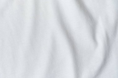 Buruşmuş beyaz kumaşın dokusu ve arkaplanı.
