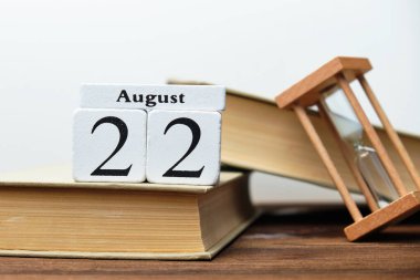 22 Ağustos - Ahşap bloklar üzerine 22. gün takvim kavramı