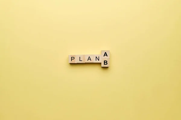 Konzept Für Plan Text Auf Holzwürfeln Mit Gelbem Hintergrund — Stockfoto