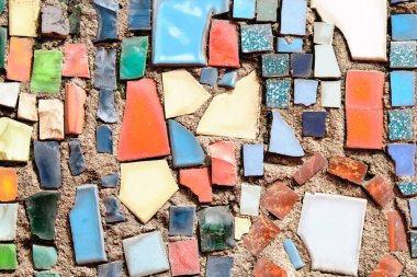 Arka plan olarak ezilmiş mozaiklerden oluşan farklı bir duvar.