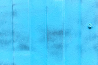 Metal kaplama ve mavi duvar. Kapat.