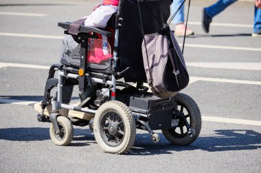 Rusya, ST.PETERSBURG - 27 Temmuz 2020: Elektrikli sandalyede oturan adam.