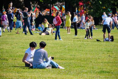 RUSSIA, ST.PETERSBURG - 27 HAZİRAN 2020: İnsanlar yazın parkta dinlenirler.