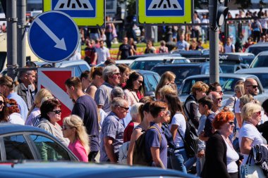 Rusya, ST.PETERSBURG - 27 Temmuz 2020: Şehirde yoğun insan trafiği.