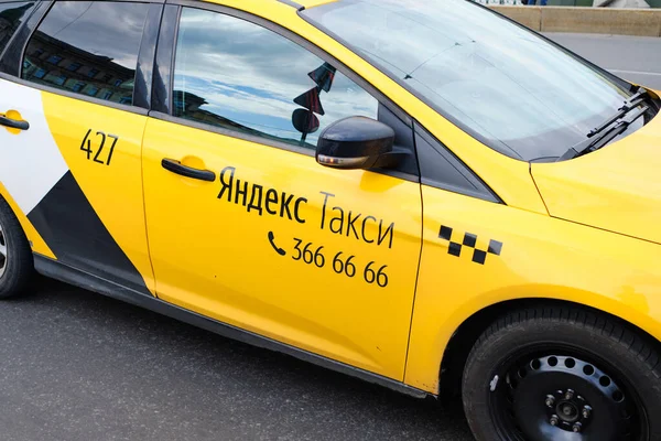 Oroszország Petersburg 2020 Július Sárga Autó Yandex Taxi Városban — Stock Fotó