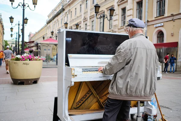 Russia Petersburg July 2020 Elderly Man Playing Piano City Street — Stock Photo, Image