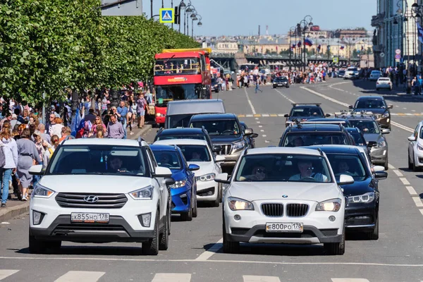 Россия Санкт Петербург Июля 2020 Года Автомобили Стоят Светофоре Проспекте — стоковое фото