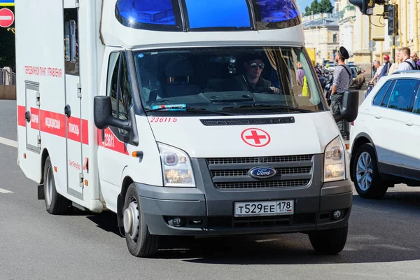Rusia Petersburg Julio 2020 Paseos Ambulancia Por Ciudad Verano —  Fotos de Stock
