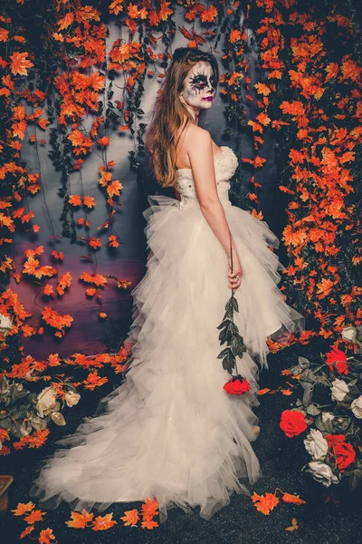 Femme Avec Fantôme Maquillage Robe Mariée Tenant Une Rose Demi — Photo