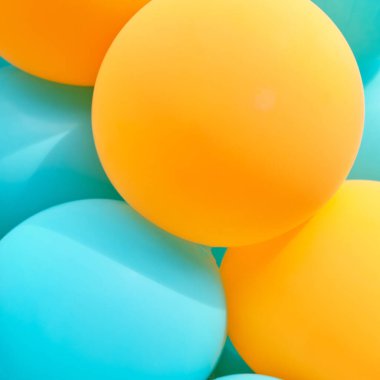 Arkaplan olarak farklı renkte neşeli toplar