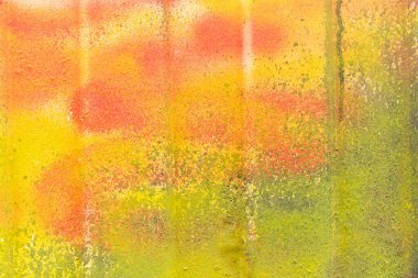 Sarı, kırmızı ve yeşilin farklı tonlarında metal kaplamalar..