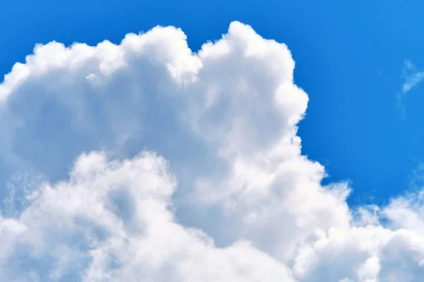 Witte Dikke Wolken Tegen Heldere Lucht — Stockfoto