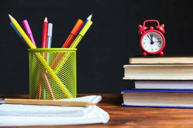 Kırtasiyeli ders kitaplarıyla okul konseptine geri dön.