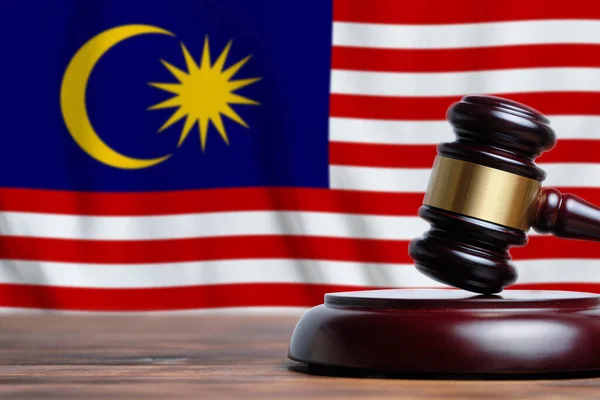 Концепция Правосудия Суда Малайзии Судья Молоток Фоне Флага — стоковое фото