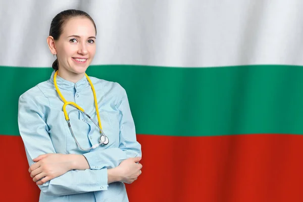 背景に医師とブルガリアの医療概念 医療保険 国内での仕事や研究 — ストック写真
