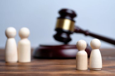 Ebeveynlik haklarından mahrum edilme ve çocukların yetimhaneye yerleştirilmesine ilişkin yargı süreci kavramı.