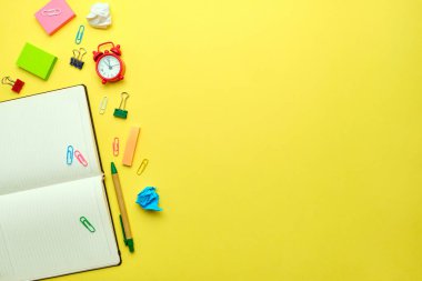 Okul konseptine dönüş günlüğü ve fotokopi alanı etrafında kırtasiye malzemesi.