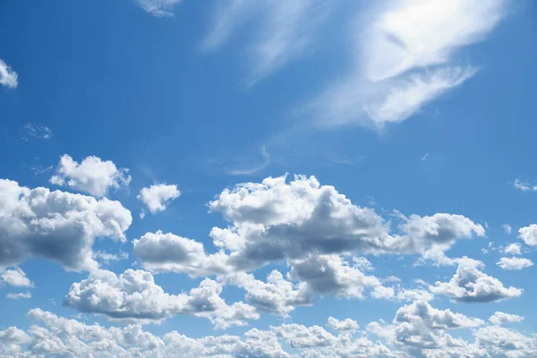 Wolken Van Verschillende Grootte Aan Hemel Met Fel Zonlicht — Stockfoto