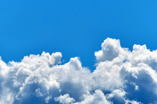 Grote Wolken Bedekken Lucht Close — Stockfoto