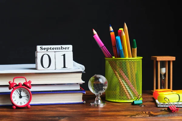 Papelería Vidrio Metálico Con Lápices Junto Libros Calendario Septiembre — Foto de Stock