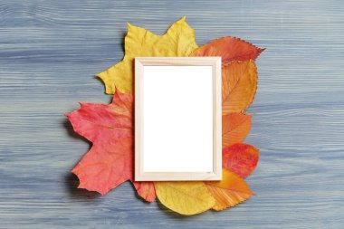 Sonbahar yapraklarında boş alanı kopyalamak için çerçeve kuru ve ahşap arkaplan.