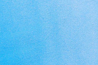 Mavi ve beyaz gradyan ile kaplı duvar arkaplanı.