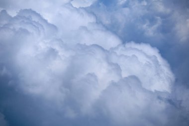 Fırtınadan önce gökyüzünde yağışlı gök gürültüsü.