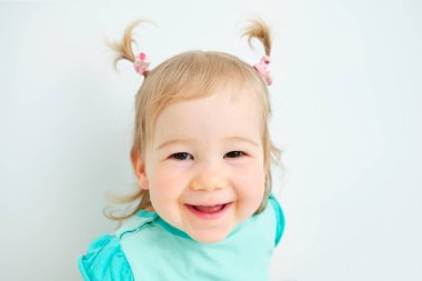 Mutlu çocuk kameraya bakar ve eve gülümser.