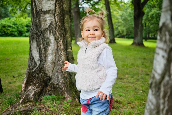 Criança Caminha Pelo Parque Verão Entre Árvores — Fotografia de Stock