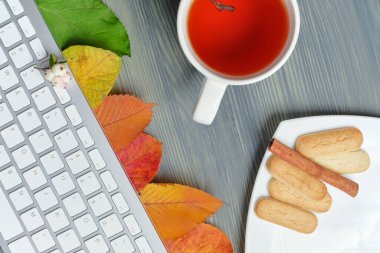 Üst görünüm konsepti çay ve kuru yapraklarla sonbahar ve kopyalama alanı.