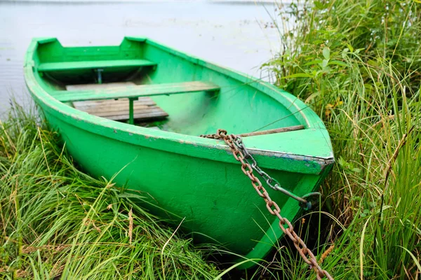 Vieux Bateau Vert Enchaîné Sur Rive Lac Été — Photo