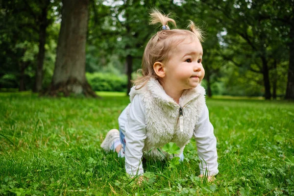 Uma Criança Alegre Rasteja Grama Parque — Fotografia de Stock