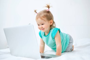 Kafkas çocuk yatakta oturup çizgi film izliyor..