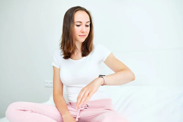 Kaukasische Frau Sitzt Auf Dem Bett Und Schaut Auf Smart — Stockfoto