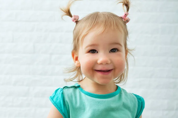 Criança Branca Sorrindo Olhando Para Câmera — Fotografia de Stock