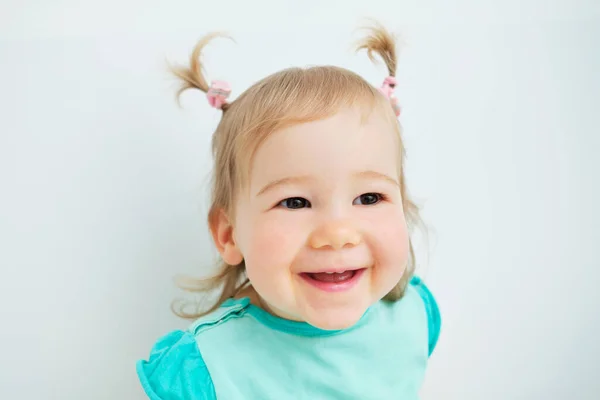 Portret Van Gelukkig Lachend Peutermeisje Thuis — Stockfoto