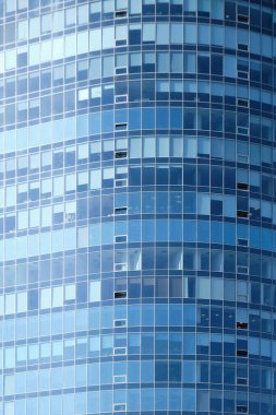 Arka plan olarak cam bina cephesi. Dikey