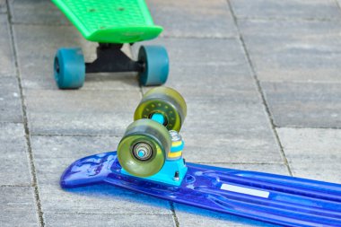 Çok renkli kaykaylar sokakta fayansların üzerinde yatıyor..