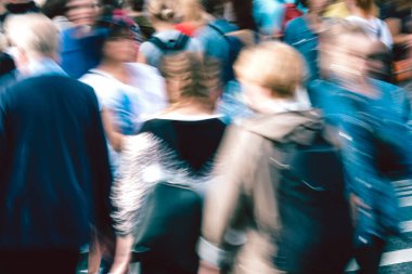 Bulanık insanlarla şehir koşuşturması kavramı.