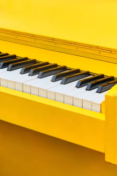 Vintage Musikinstrument Gelbes Klavier Aus Nächster Nähe — Stockfoto
