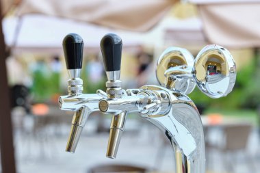 Sokaktaki bira restoranı için ekipman yakın.